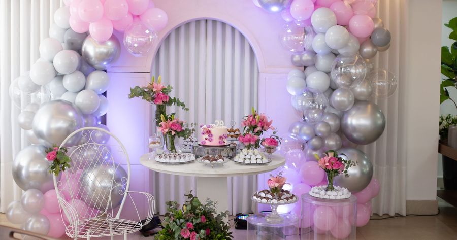 A balloon arch costs about $250 to $850 in 2026